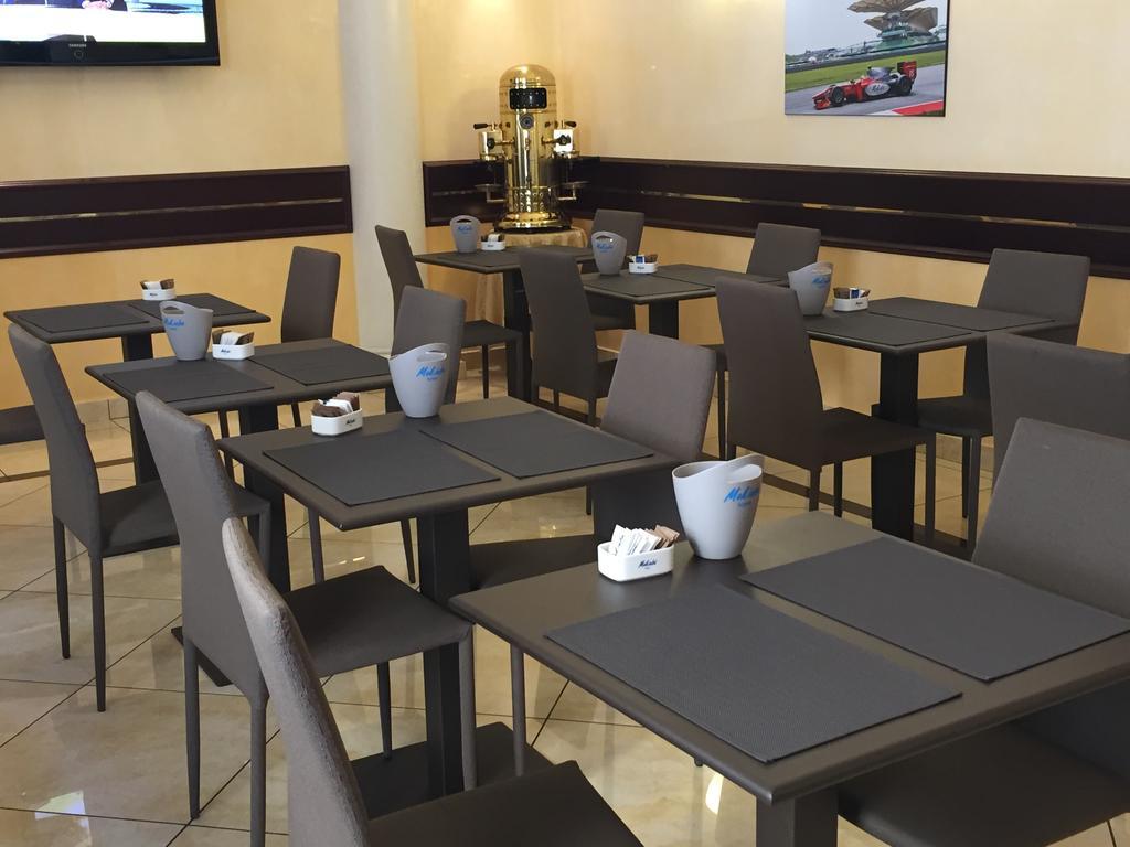 Mokinba Hotels Baviera Милано Екстериор снимка